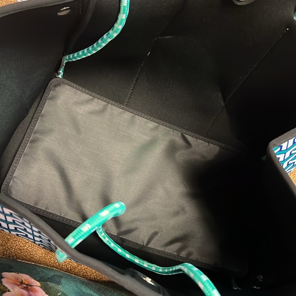 New Neoprene Expandable Tote with Detachable Zip Pouch Black, Gold, Leopard - Picture 13 of 16